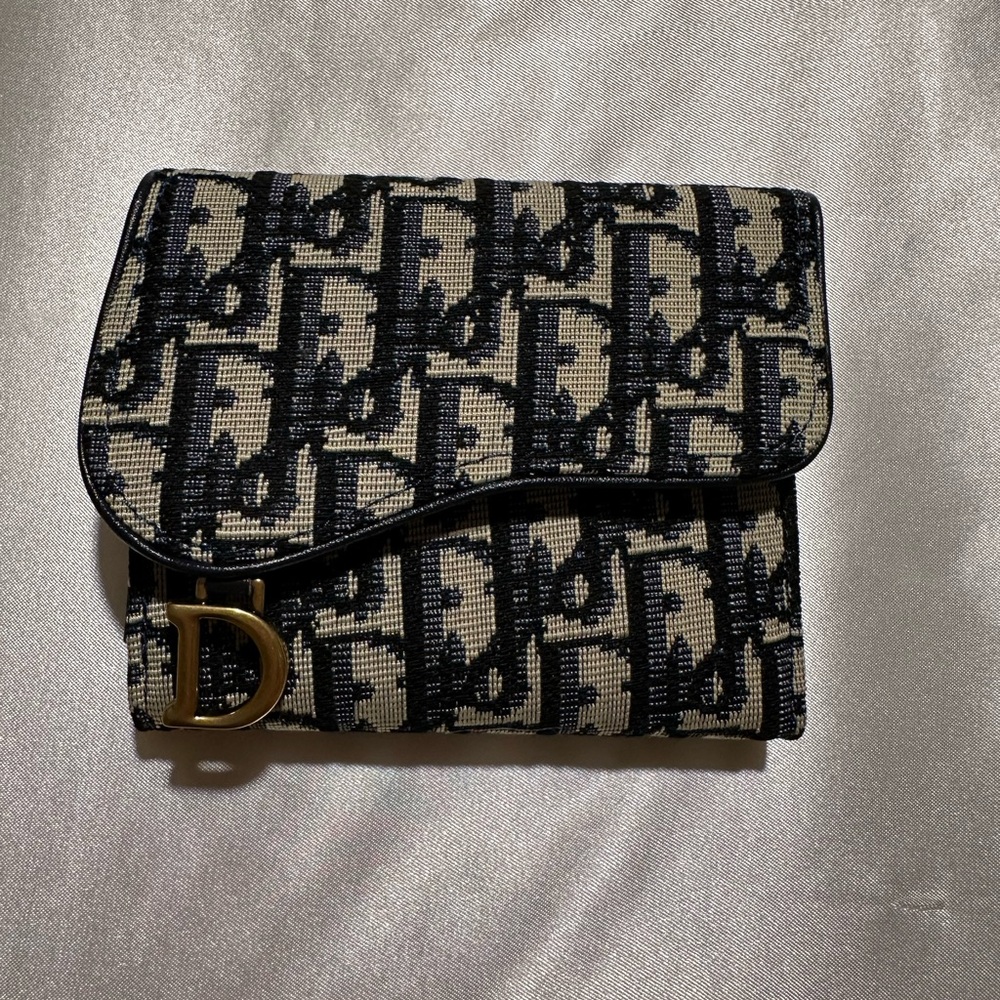 D Black and Cream Textured Wallet with Gold Accent